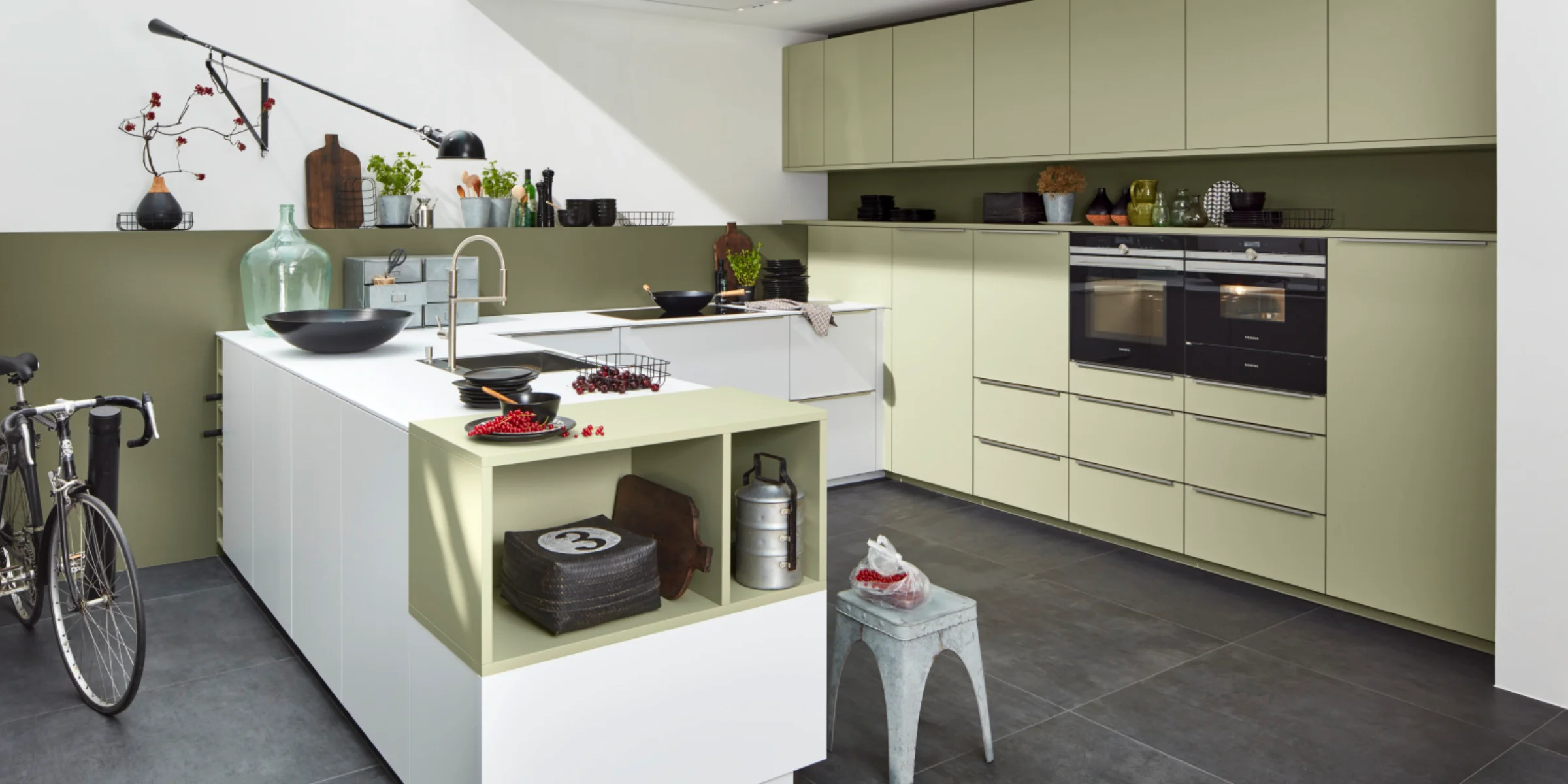 Cucina moderna con isola e armadi chiari, design di Nolte Kitchen.
