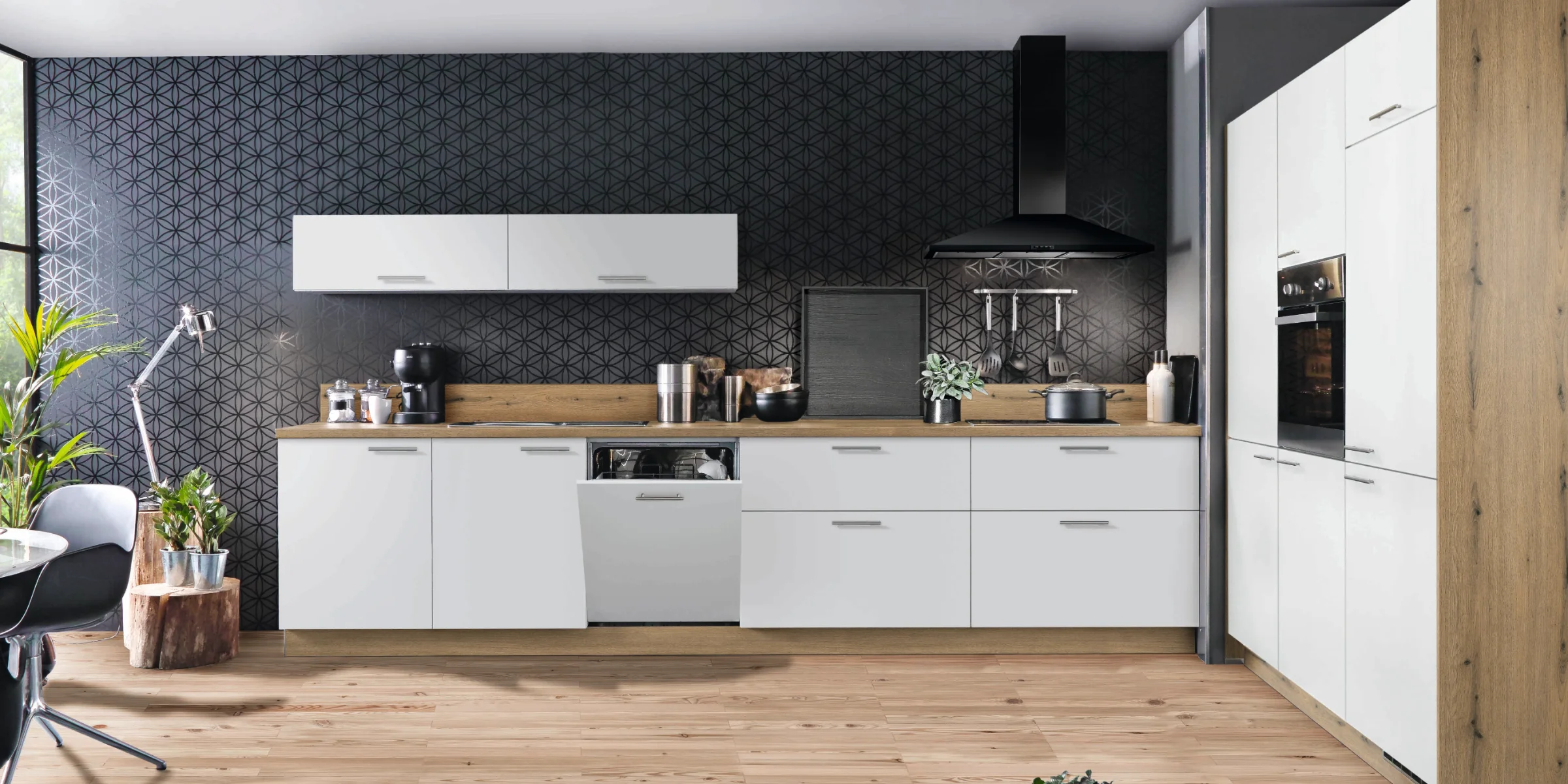 Cuisine moderne avec armoires blanches et éléments en bois. Express Küchen.