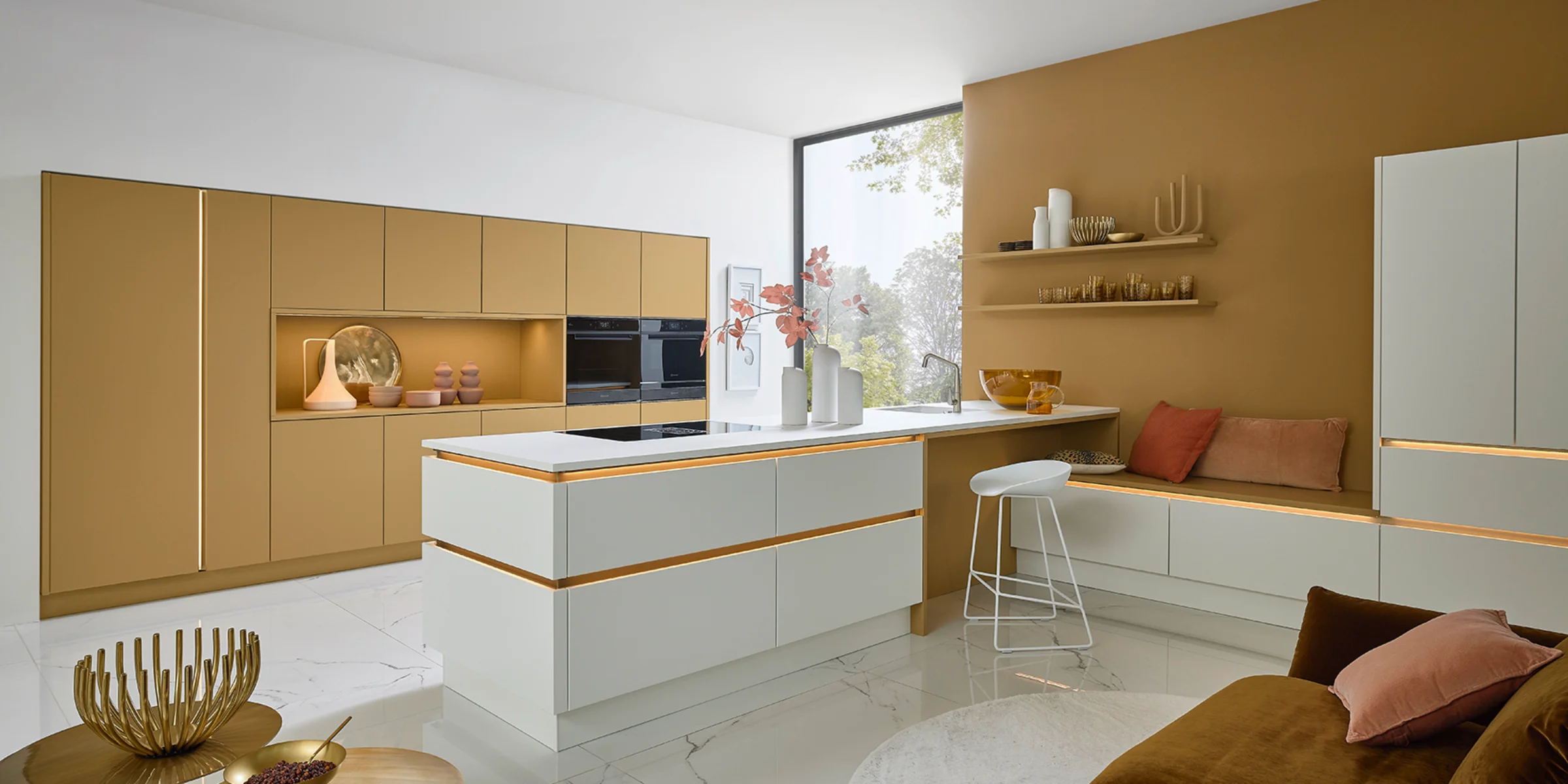 Cucina moderna con isola e accenti dorati, Nolte Kitchen.