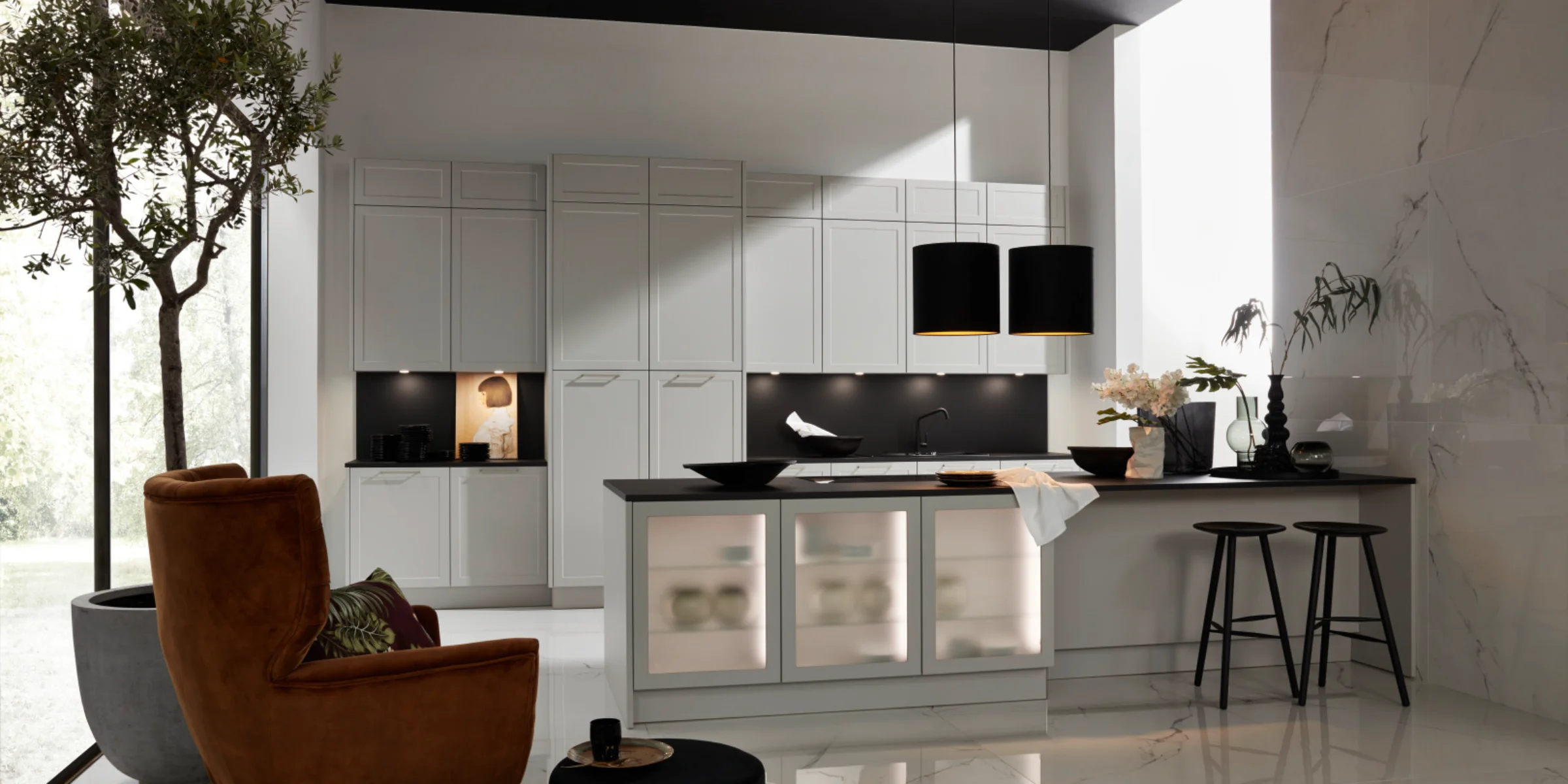Cucina moderna con isola e armadi alti, design di Nolte Kitchen.