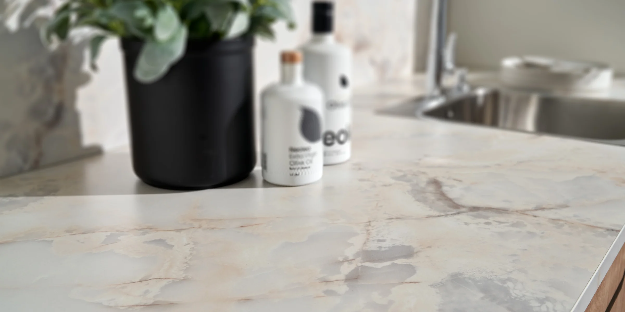 Un elegante piano cucina con piante e dispenser di sapone, Nolte Kitchen.