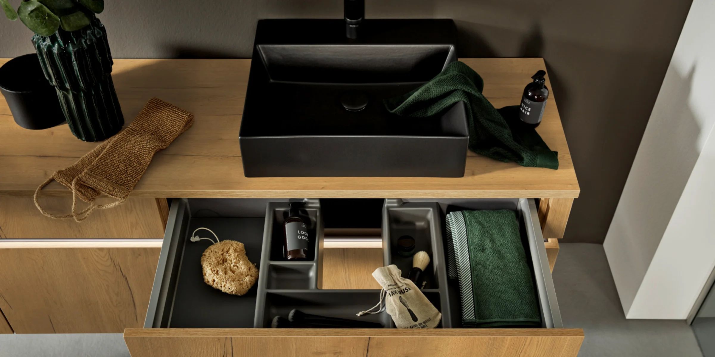Bagno moderno con mobile in legno e lavabi neri, Nolte SPA.