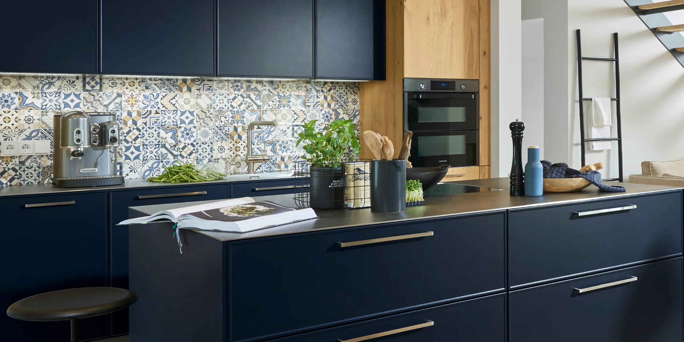 Cucina moderna con frontali blu e paraschizzi piastrellato, Nolte Kitchen.
