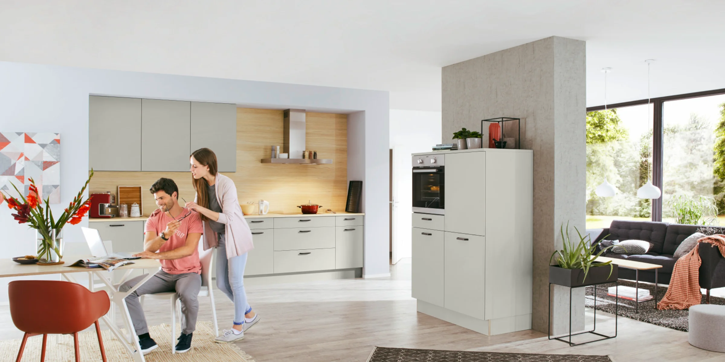 Cucina moderna con tavolo da pranzo, una coppia seduta, di Nolte Kitchen.