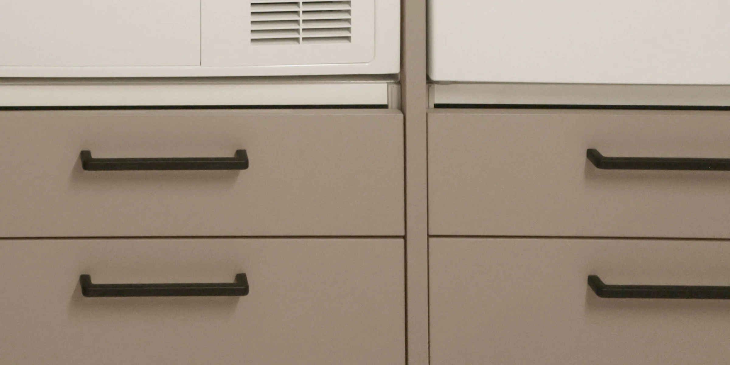 Una lavanderia con armadi e elettrodomestici di Nolte Utility Rooms.