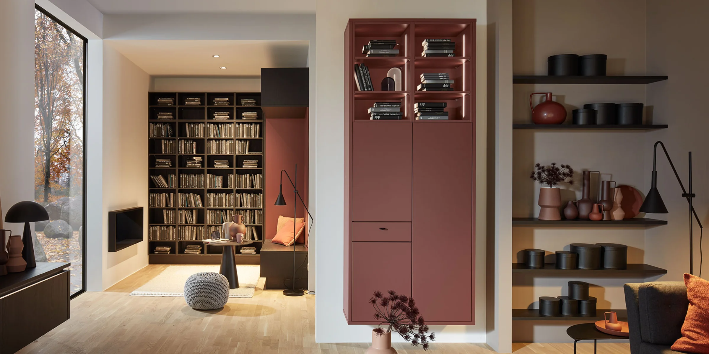 Soggiorno moderno con scaffali e decorazioni, Nolte Living.