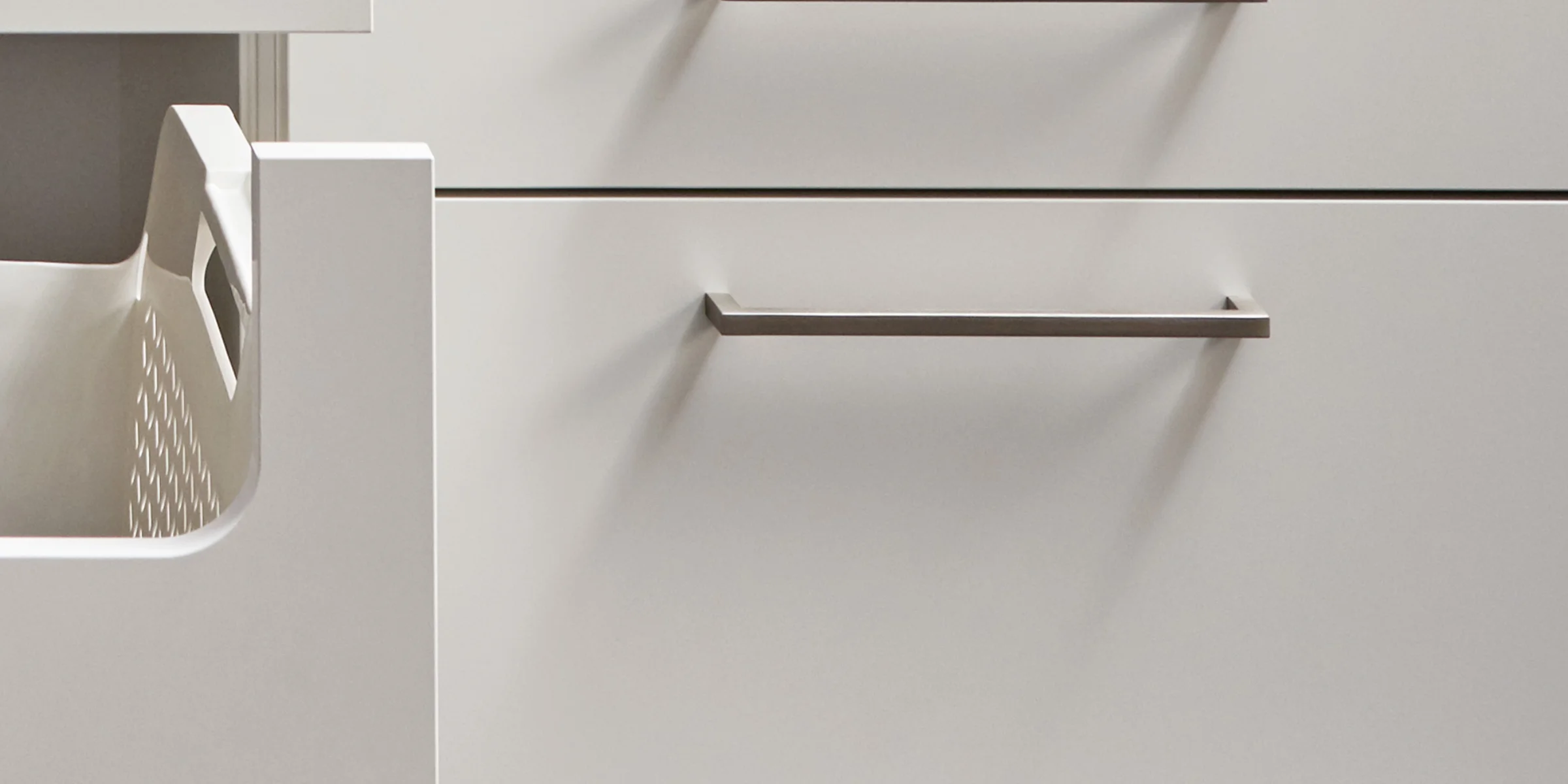 Armadi da cucina bianchi con maniglie moderne, parte della collezione esclusiva NolteNeo di Nolte Kitchen.