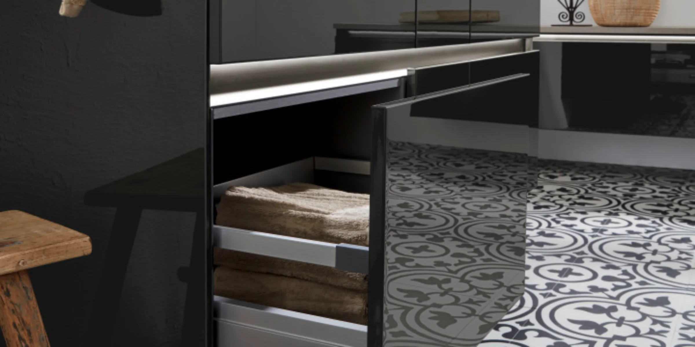 Bagno moderno con mobili e lavabi neri di Nolte SPA.
