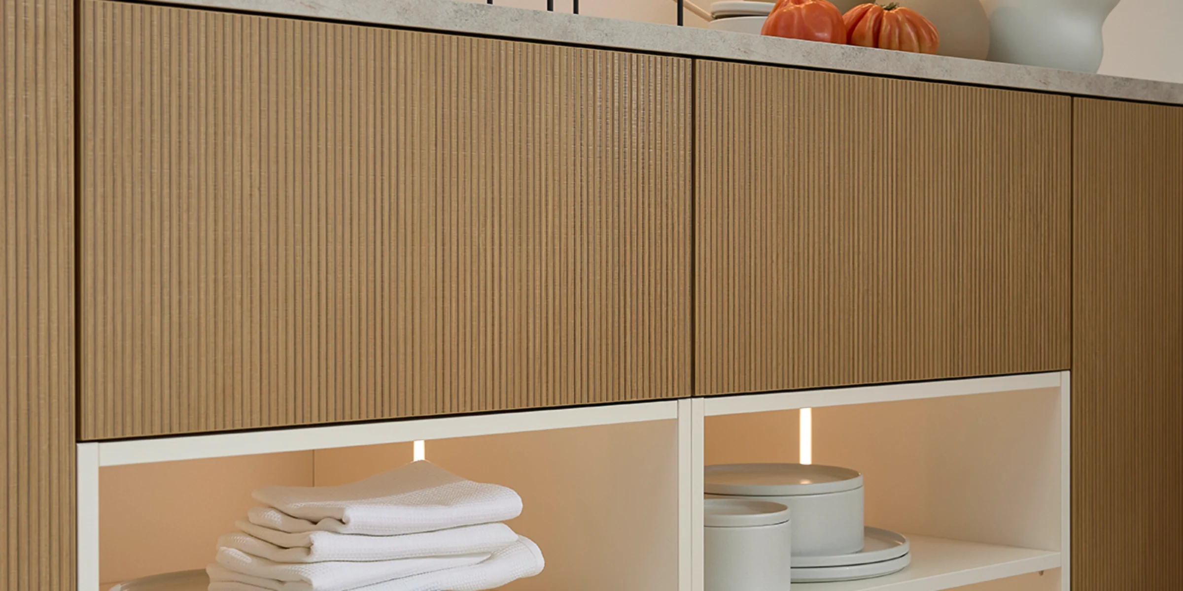 Elegante mensola con stoviglie e decorazioni in uno spazio moderno di Nolte Living.