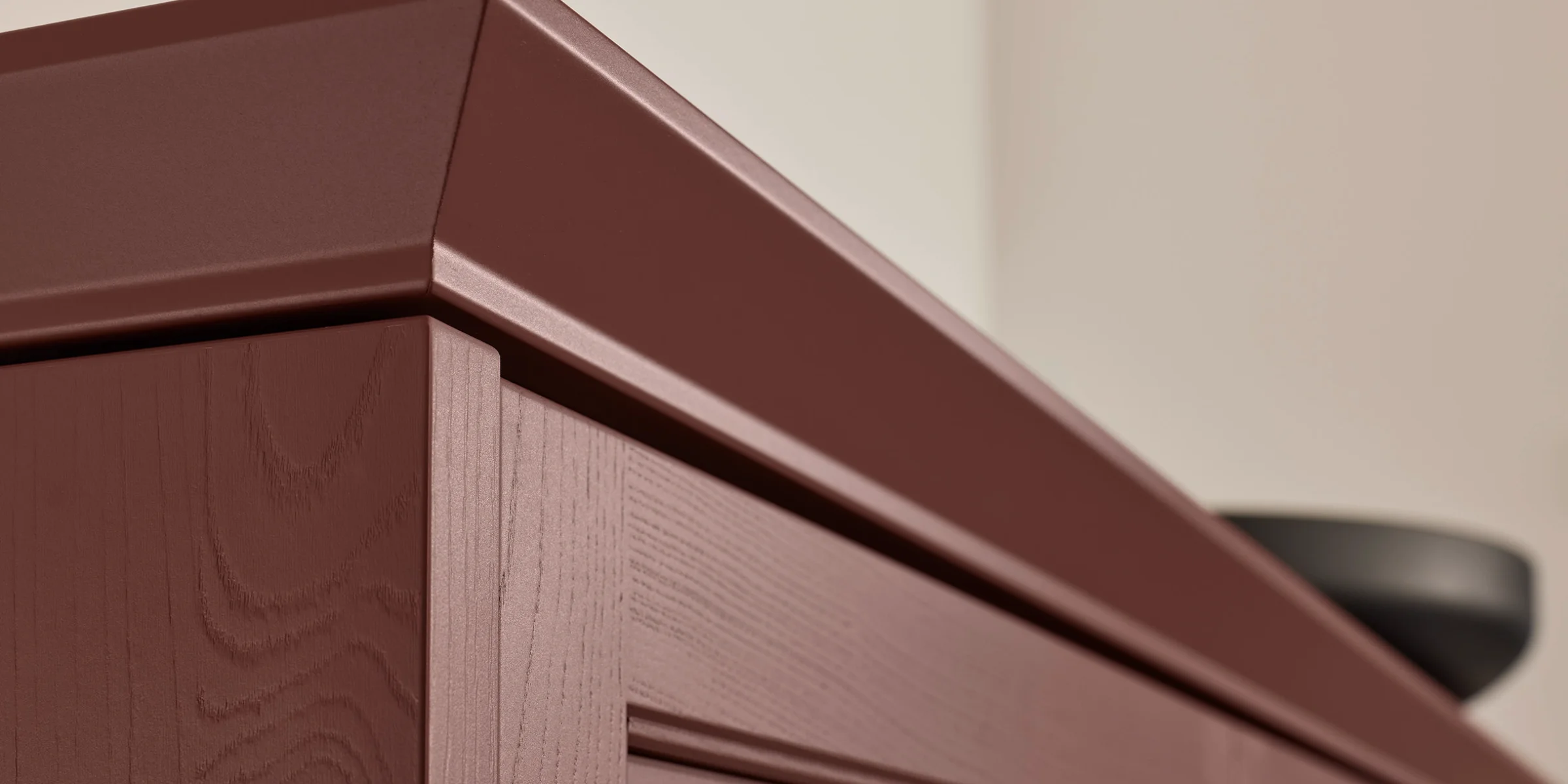 Armadio da cucina con superficie marrone e struttura in legno, parte di Nolte Kitchen.