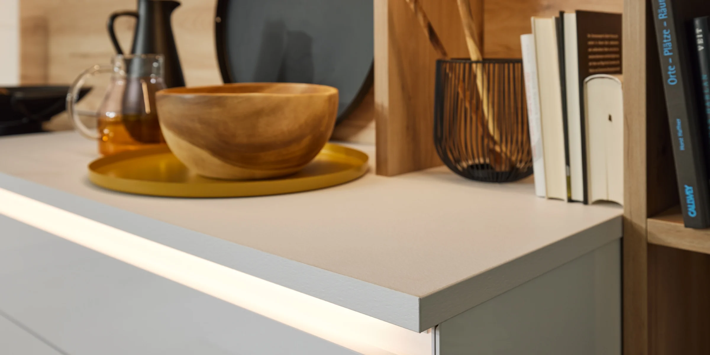 Piano cucina moderno con decorazioni in un design elegante di Nolte Kitchen.