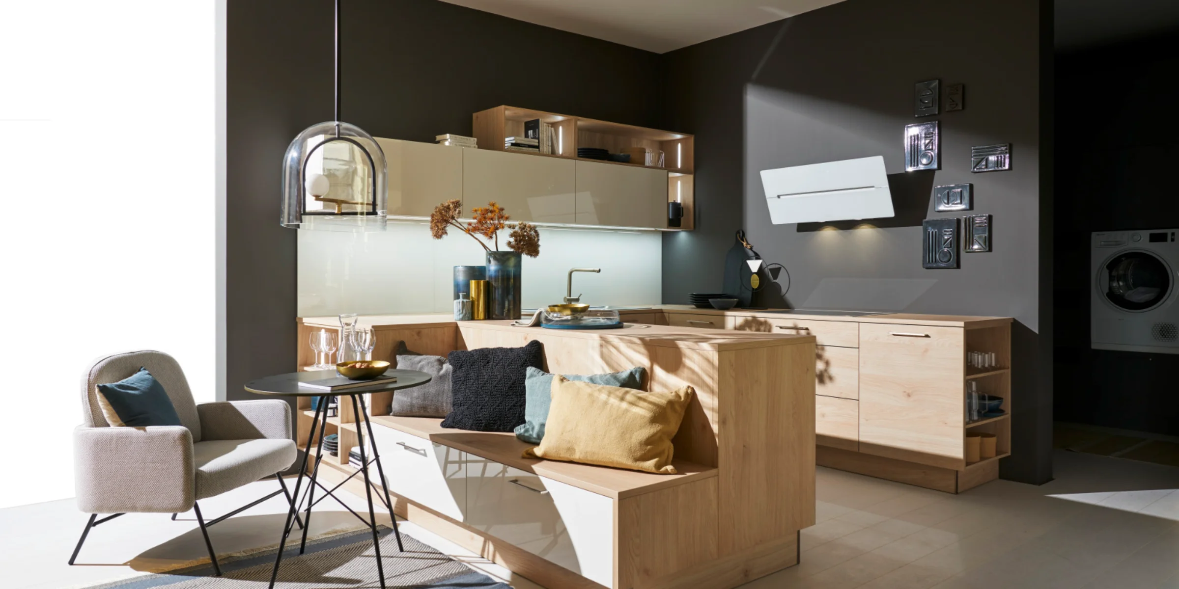 Cucina moderna con elementi in legno e decorazioni eleganti di Nolte Kitchen.
