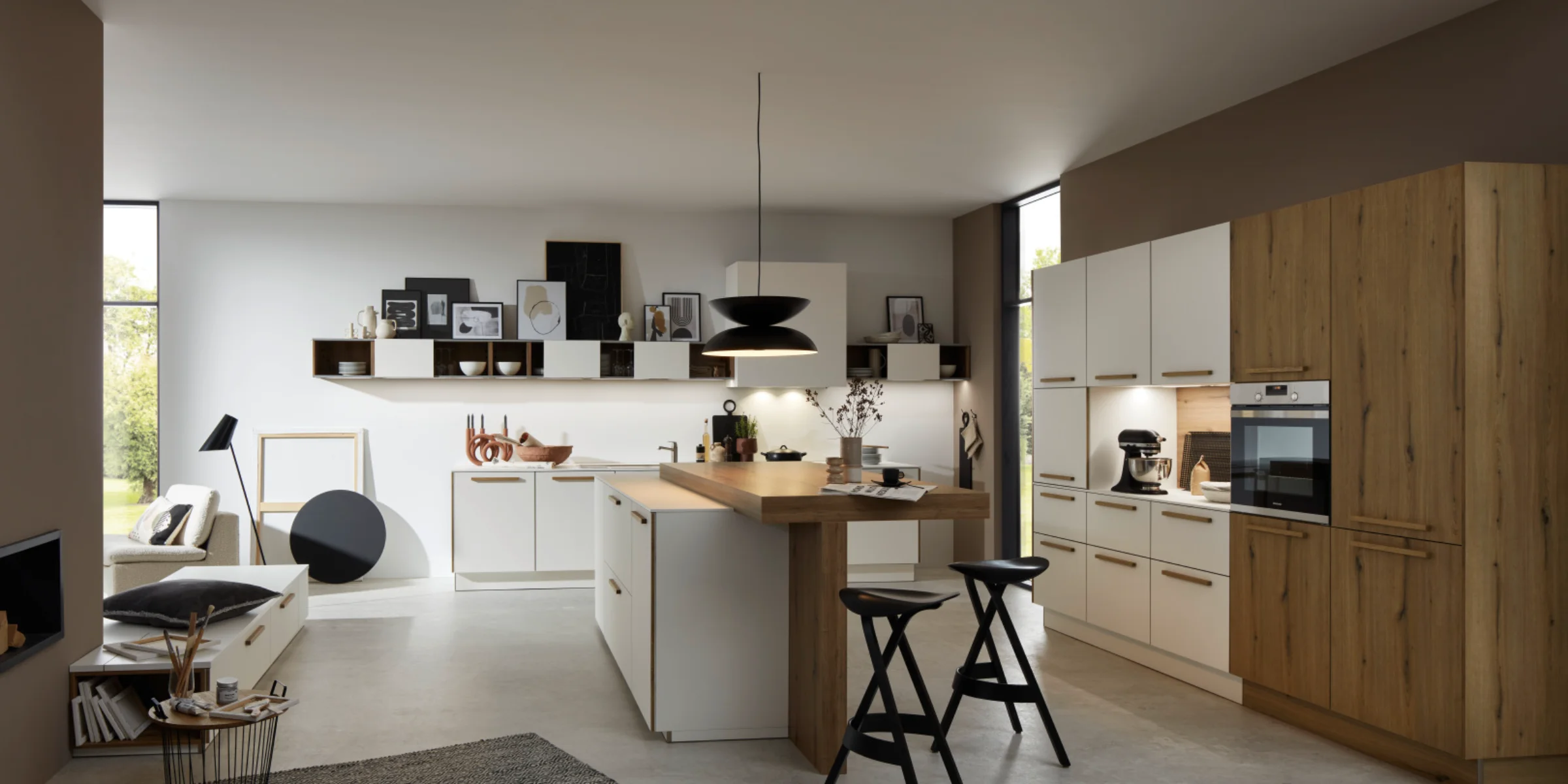 Cucina moderna con toni in legno e bianco, isola centrale e decorazioni. Nolte Kitchen.