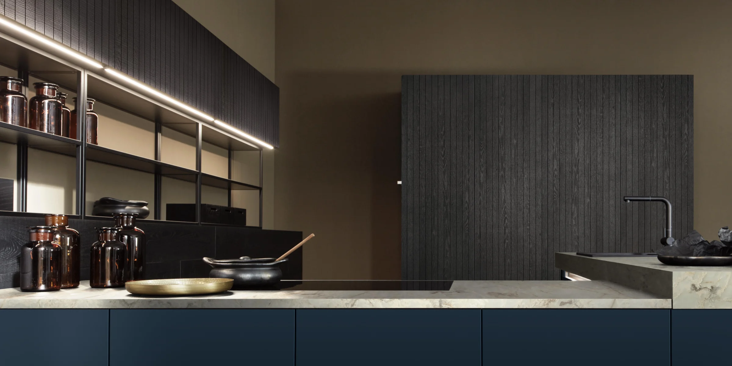 Cucina moderna con armadi scuri ed elementi minimalisti di Nolte Kitchen.