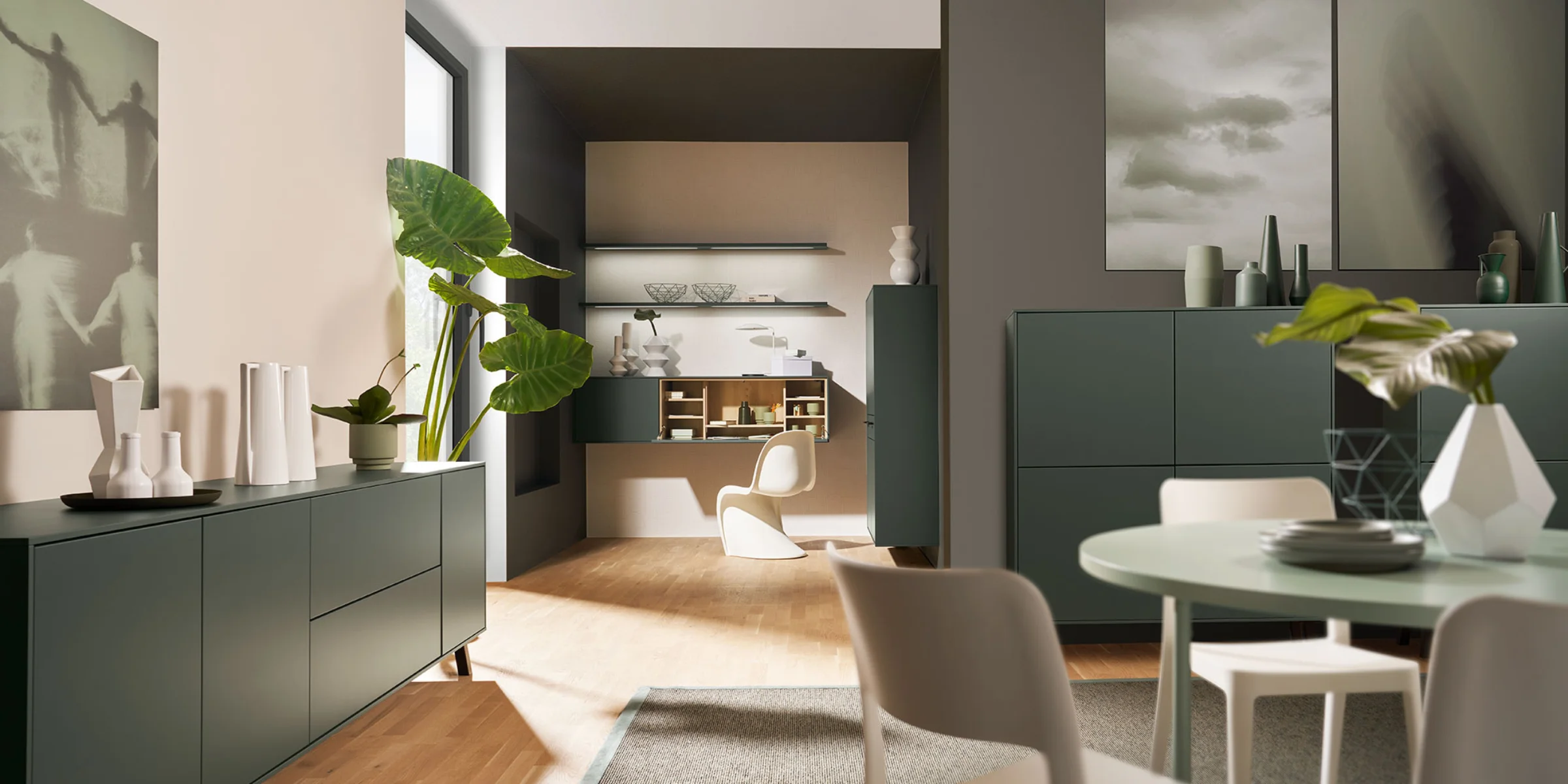 Soggiorno moderno con arredi e decorazioni verdi, design di Nolte Living.