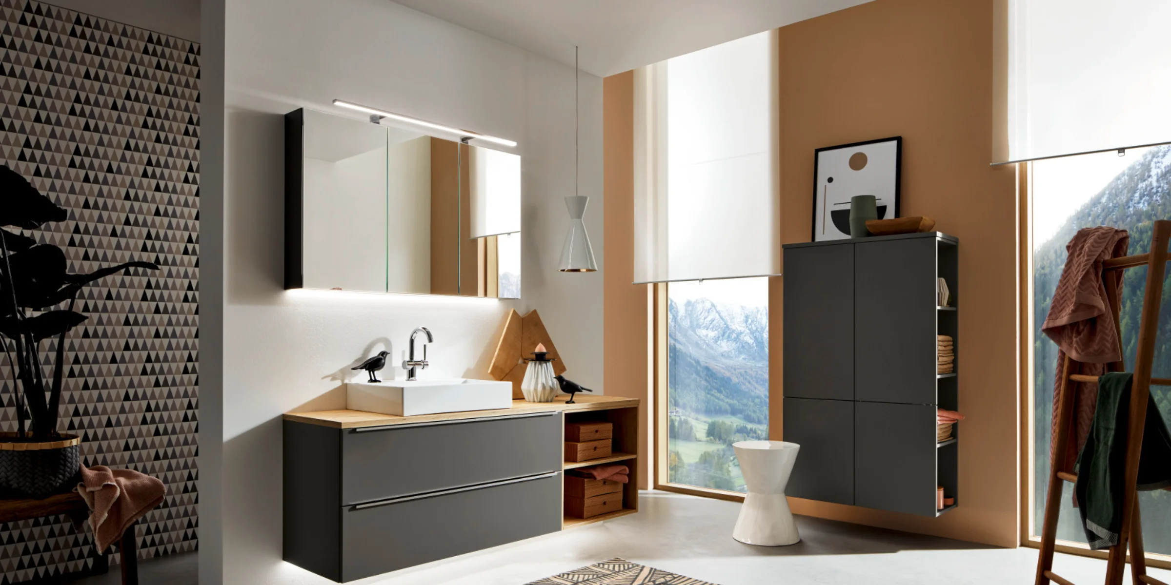 Bagno moderno con vista montagna e mobili eleganti di Nolte SPA.