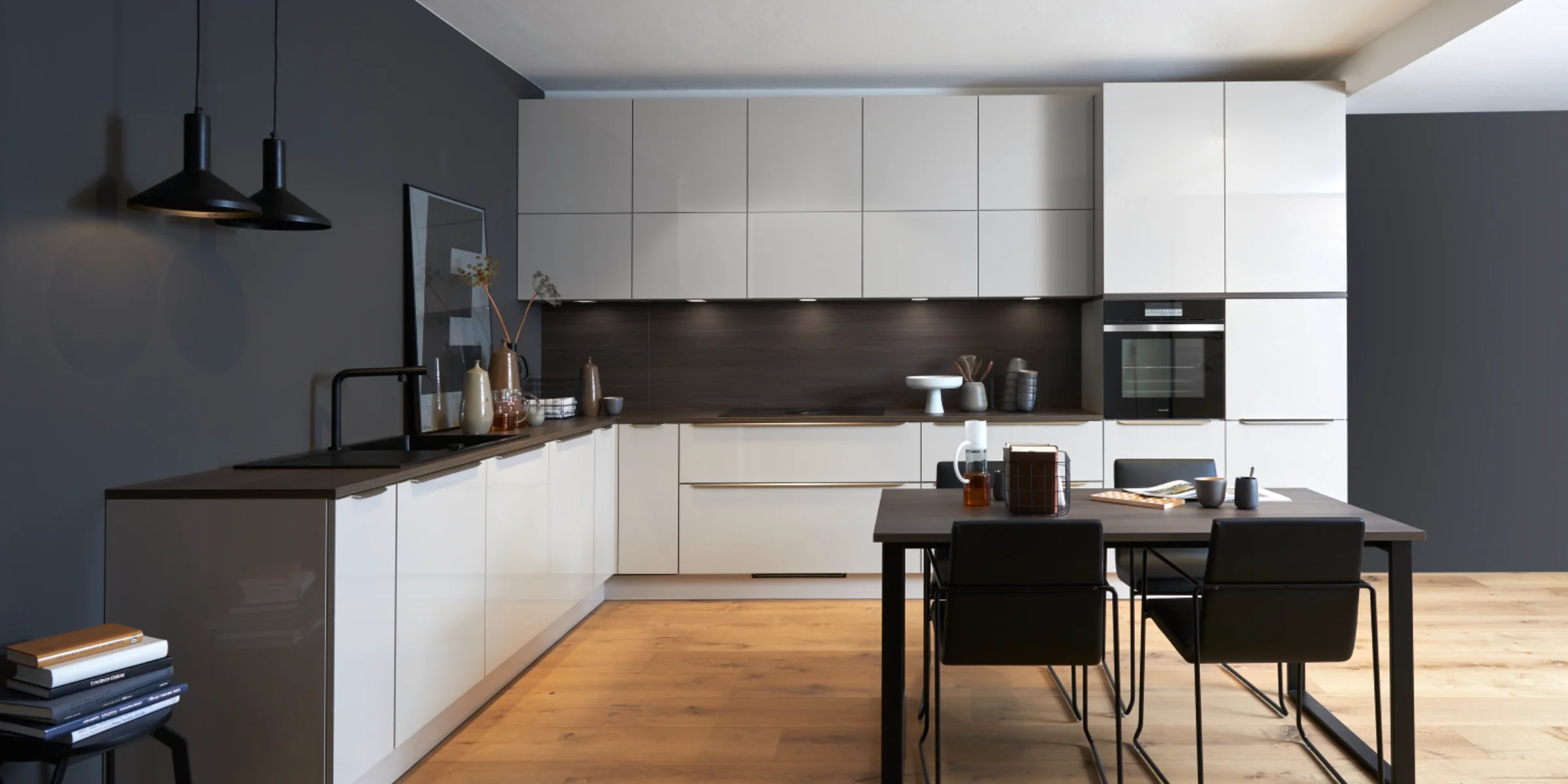 Cucina moderna con armadi bianchi e tavolo da pranzo, design di Nolte Kitchen.