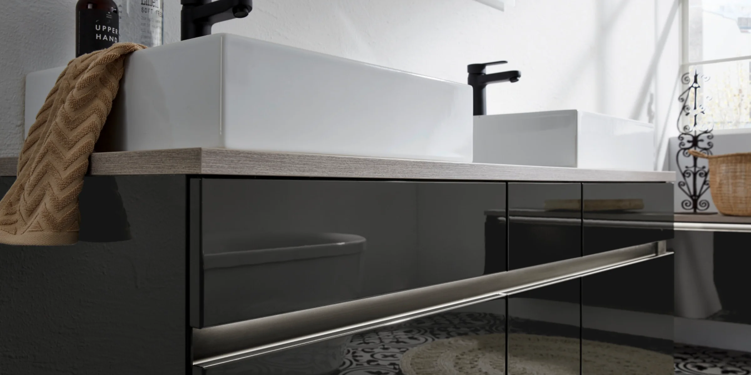 Modern bathroom with double sinks and stylish design, Nolte SPA.