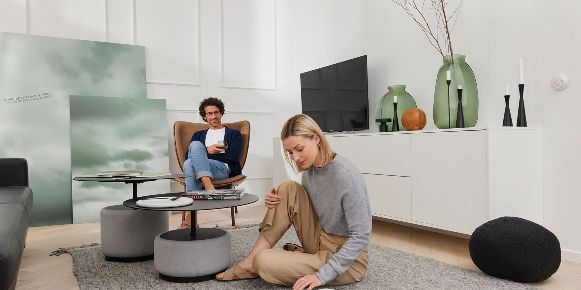 Una coppia si rilassa in un soggiorno elegante con mobili moderni di Nolte Living.