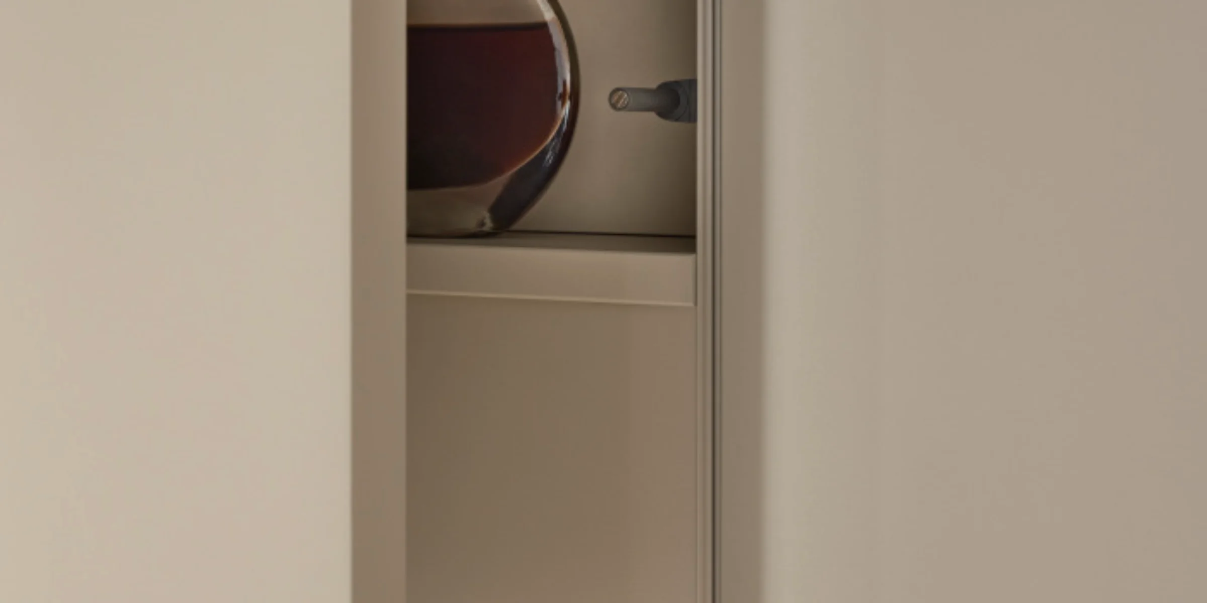 Credenza da cucina con caraffa di vetro e barattoli. Nolte Cucine.