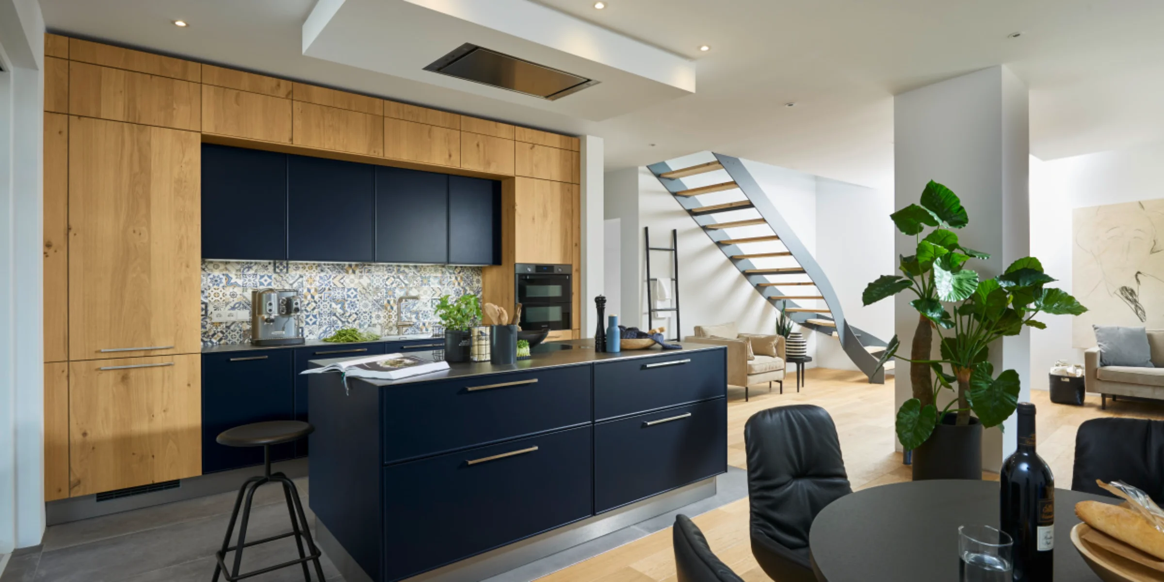 Cucina moderna con elementi in legno e armadi blu, Nolte Kitchen.