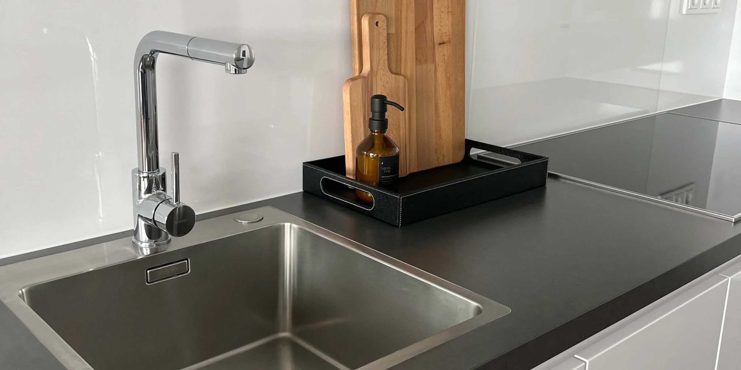 Cucina moderna con lavello e tagliere, presenta Nolte Kitchen.