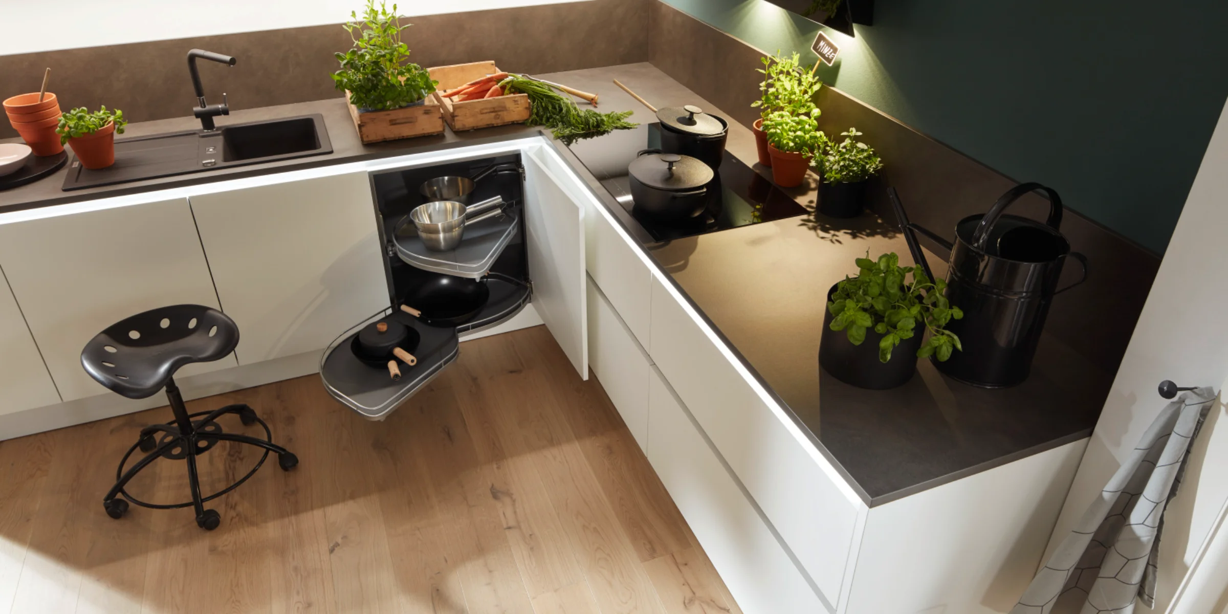Colonna con sistema estraibile in spazio cucina moderno, dotata di frontali del programma Nolte Küchen Soft Lack nella finitura Weiß Softmatt. Il mobile comprende un forno integrato e una colonna laterale estraibile a cestelli metallici, ideale per riporre alimenti. Il frontale opaco, senza maniglie, conferisce un design minimalista ed elegante in un ambiente contemporaneo.