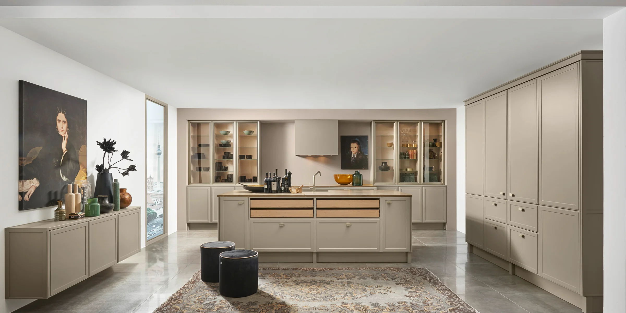 Cucina moderna ed elegante con isola centrale e armadi beige, progettata da Nolte Kitchen.