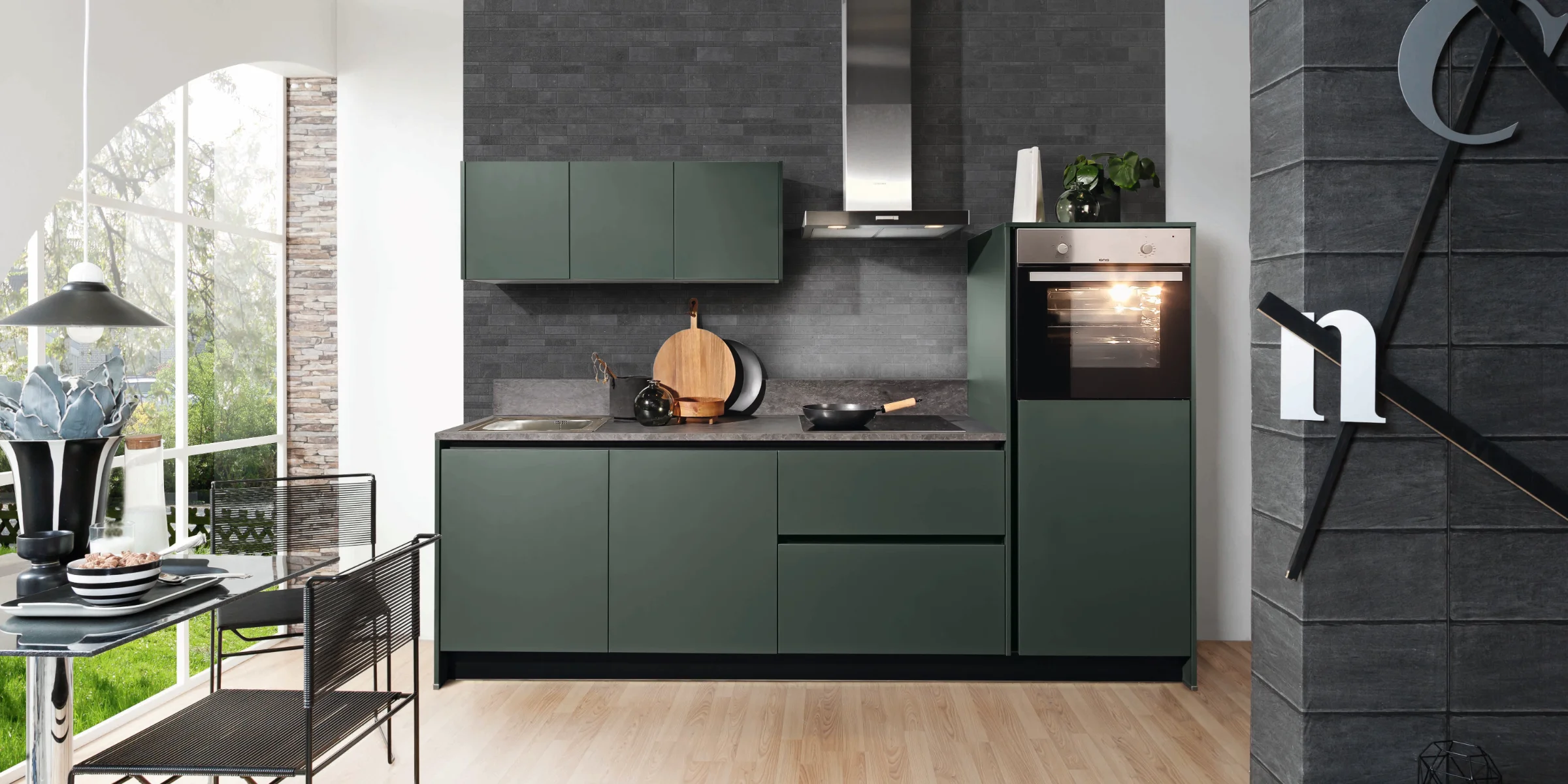 In der modernen Küche mit grünen Schränken und Holzdetails kommt Express Küchen zum Ausdruck.