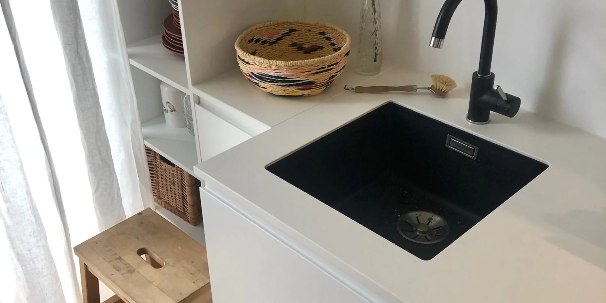 Cucina moderna con lavabo e mensola bianchi, decorata con piante. Nolte Kitchen.