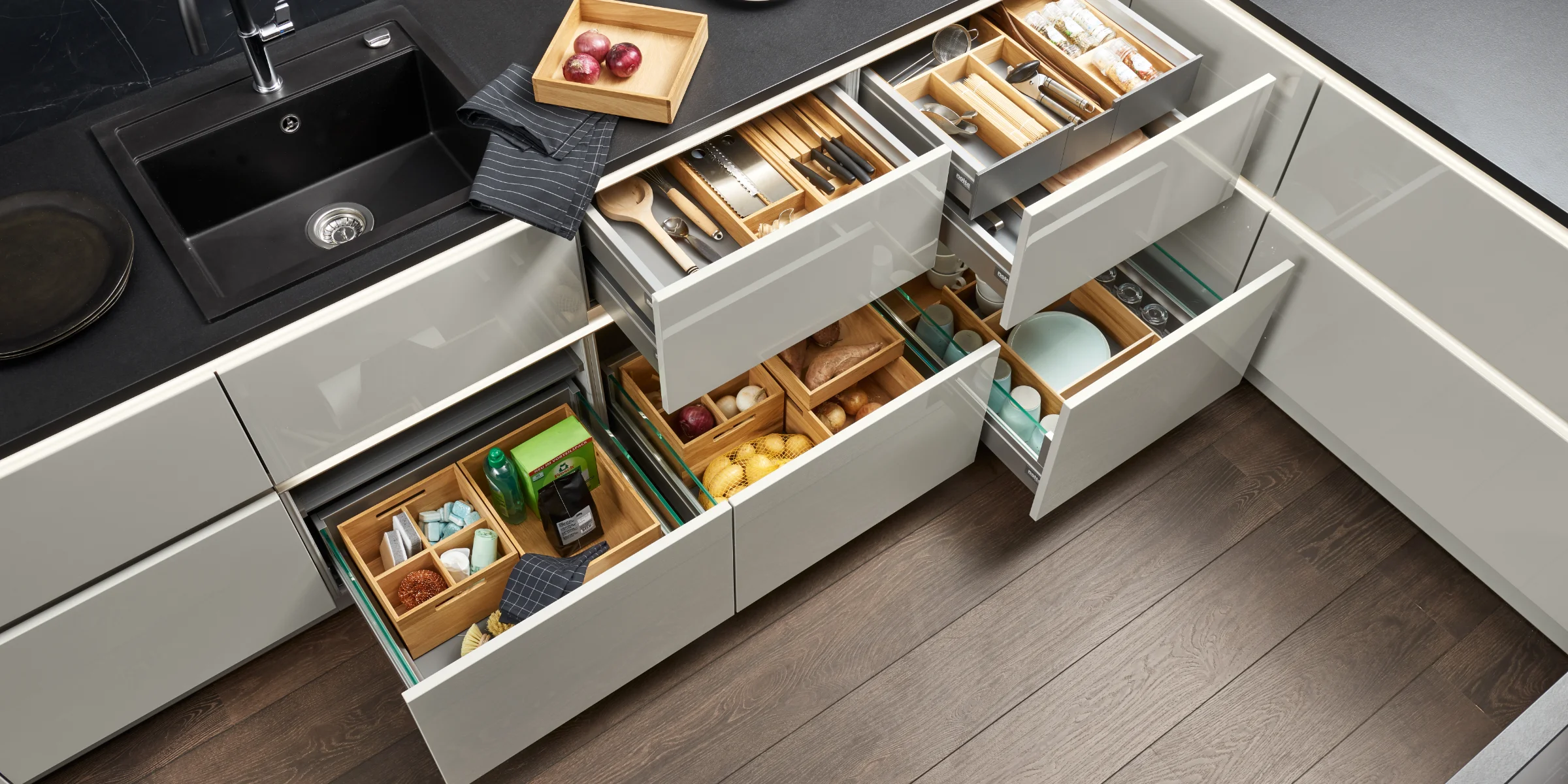 Una cucina moderna con cassetti e portaposate aperti. Nolte Kitchen.