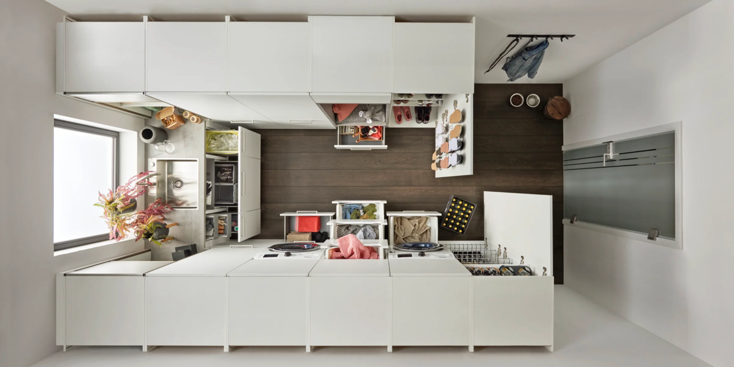 Locale tecnico domestico di Nolte con il programma di frontali FEEL in Weiß Softmatt, progettato con intelligenza per sfruttare al massimo lo spazio contenitivo, garantire ergonomia nelle operazioni e un'organizzazione ottimale – inclusi lavatrice, lavello e un intelligente sistema di ordine.