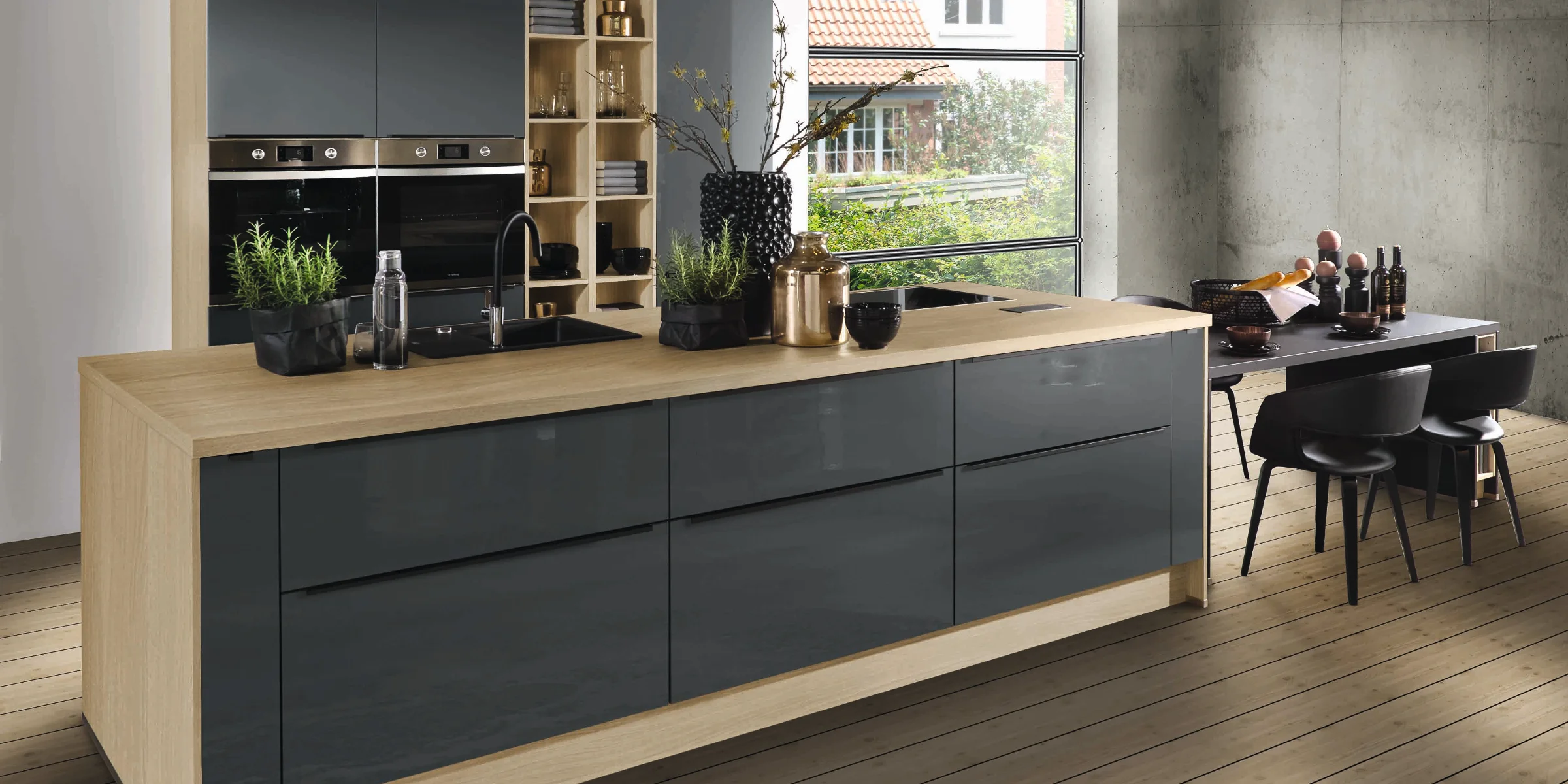 Cuisine moderne avec éléments en bois et façades sombres, Express Küchen.