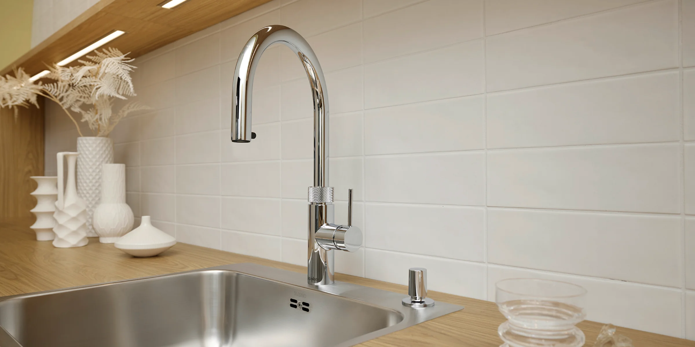 Lavello moderno con piano in legno e vasi decorativi, Nolte Kitchen.
