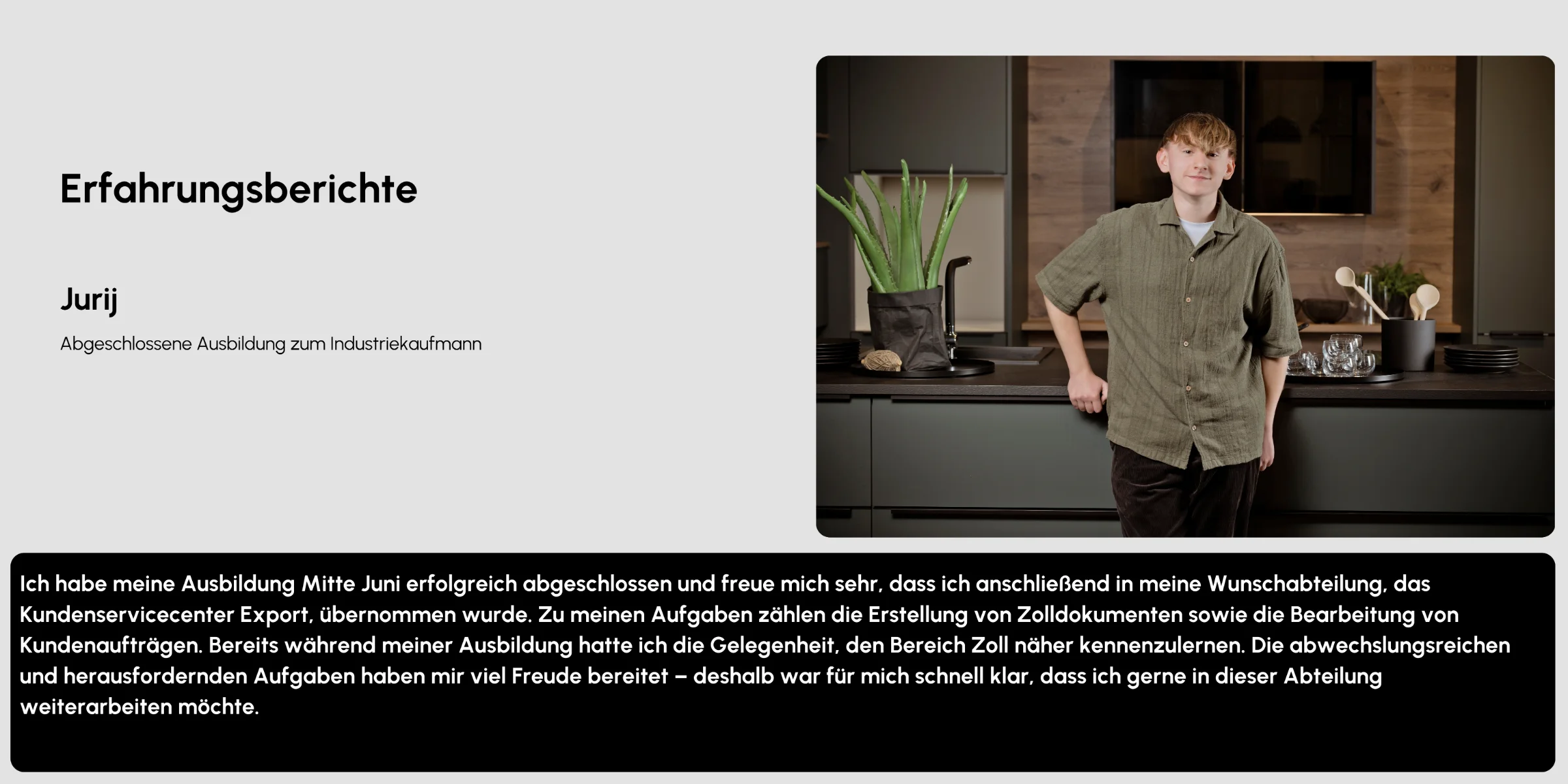 Ein junger Mann steht in einer modernen Küche mit grünen Schränken. Express Küchen.