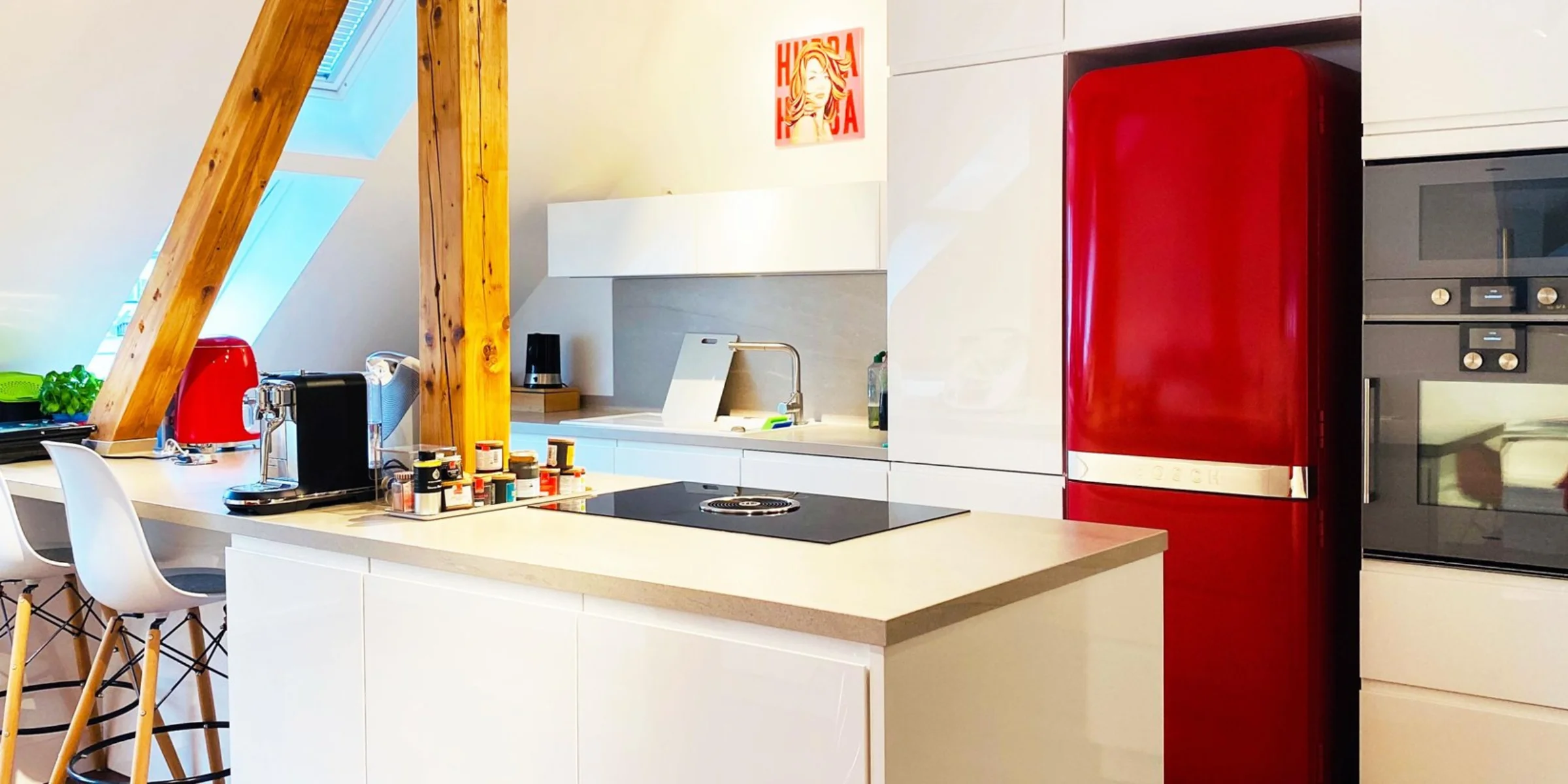 Cucina moderna con frigorifero rosso e isola, Nolte Kitchen.