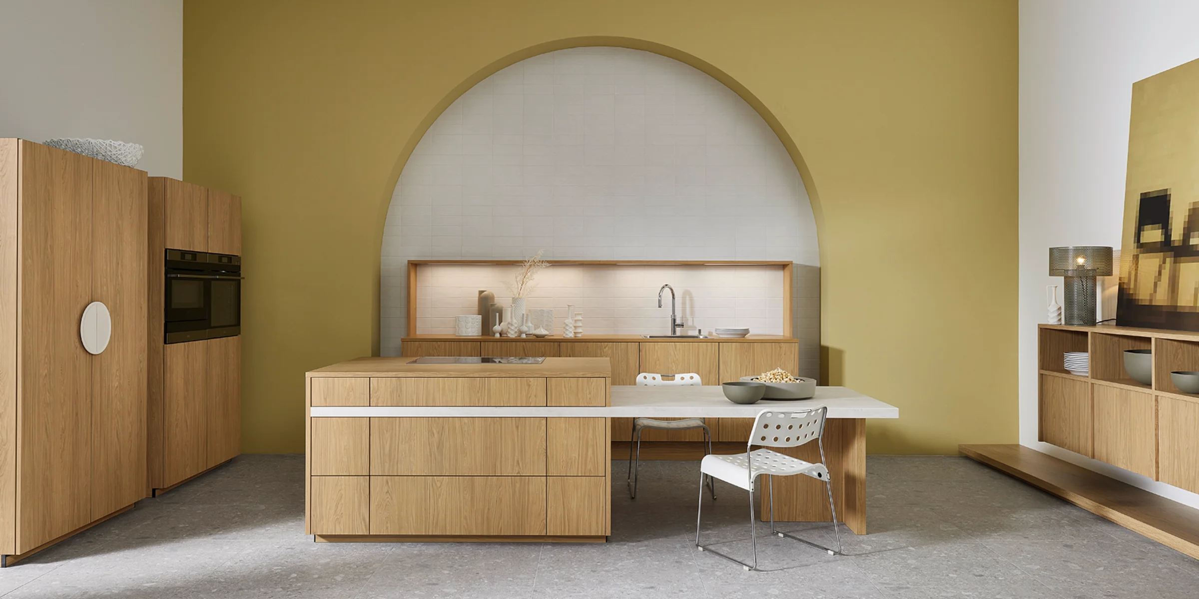Cucina moderna con frontali in legno e isola davanti a parete verde oliva, Nolte Kitchen.