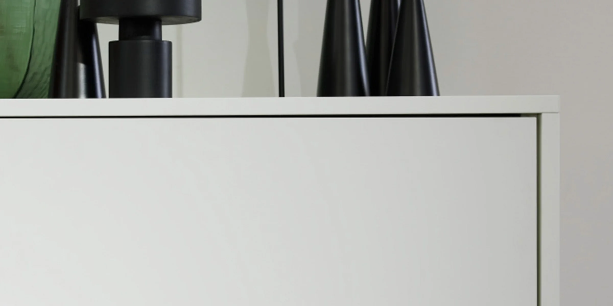 Una credenza moderna con decorazioni, stile Nolte Living.
