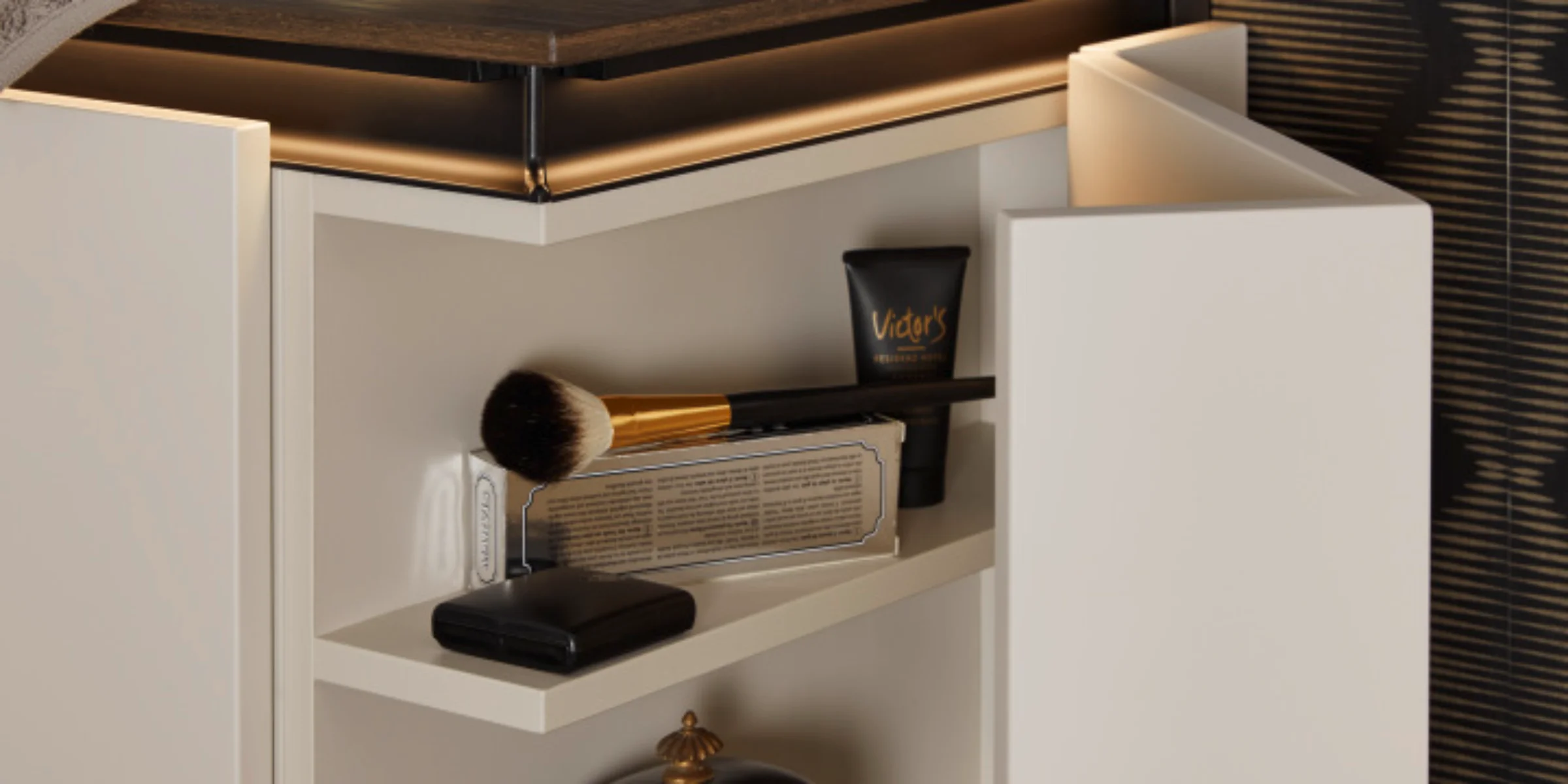 Scaffale da bagno moderno con articoli cosmetici, parte del design Nolte SPA.