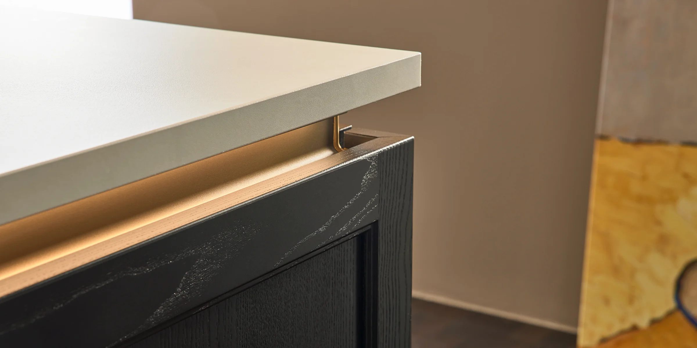 Isola cucina elegante in legno scuro con piano chiaro, Nolte Kitchen.