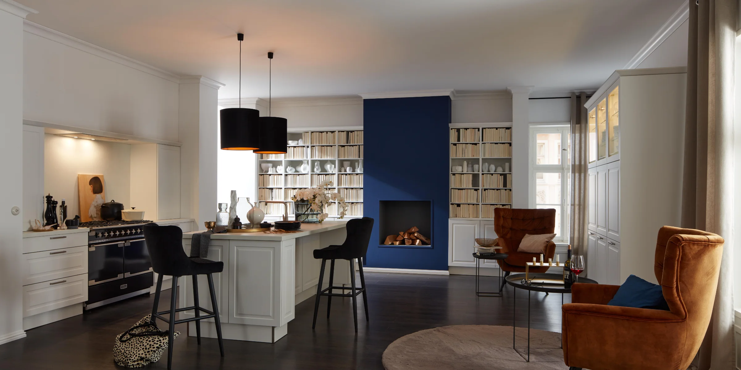 Cucina moderna con isola centrale e camino, in stile Nolte Kitchen.