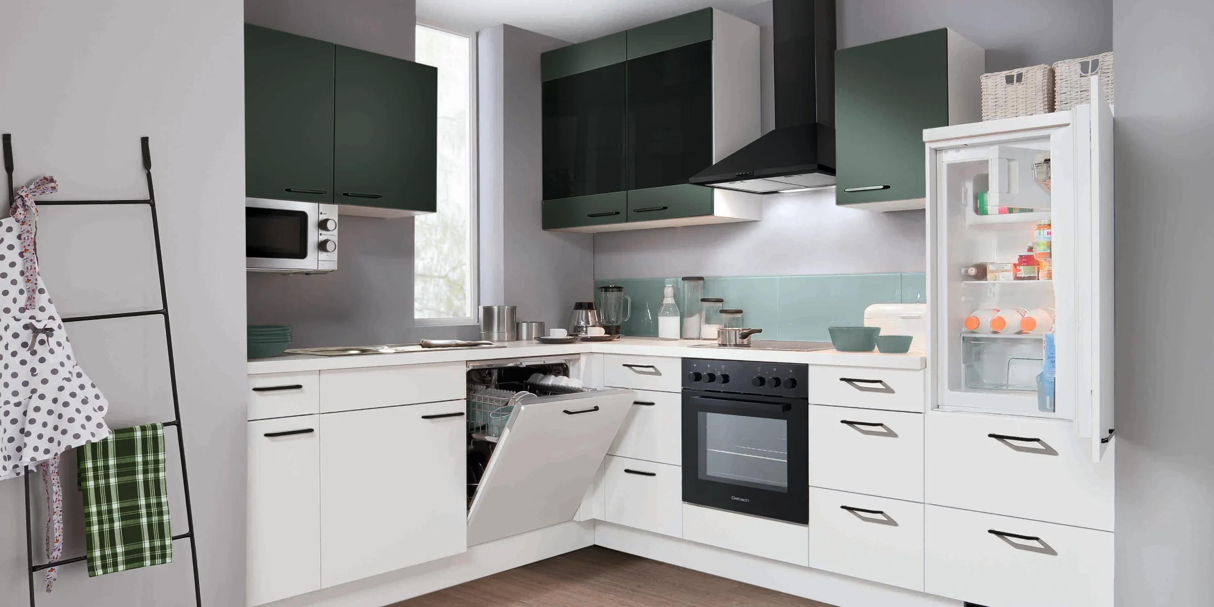 Dans la cuisine moderne avec placards ouverts et appareils, le mobilier d'Express Küchen brille.