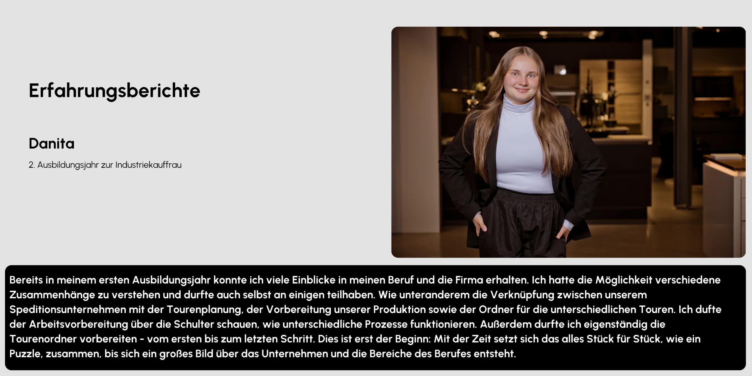 Eine Person steht in einer stilvollen Küche, die warm beleuchtet ist. Express Küchen.