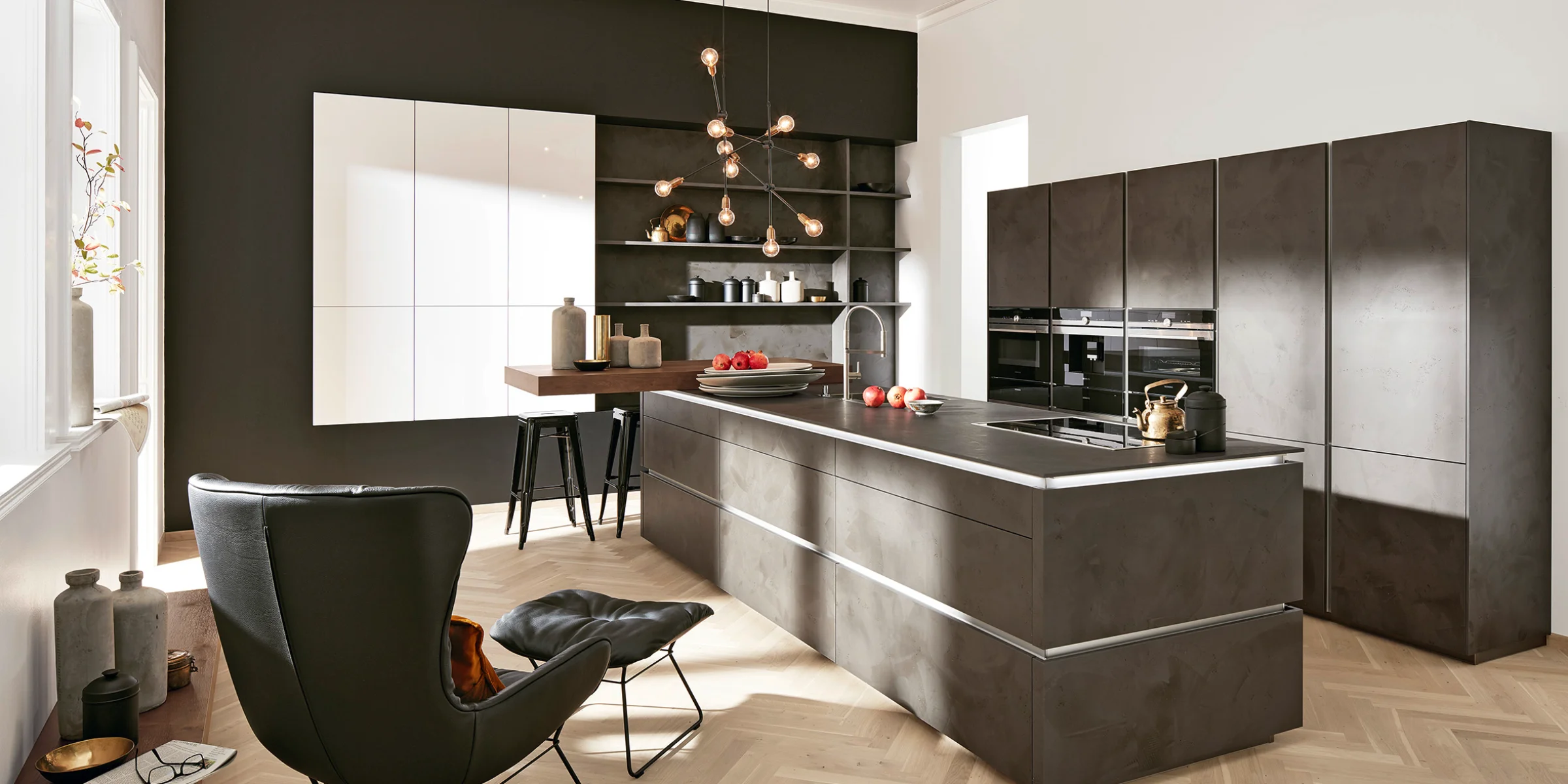 Cucina moderna con isola e sedia di design, progettata da Nolte Kitchen.