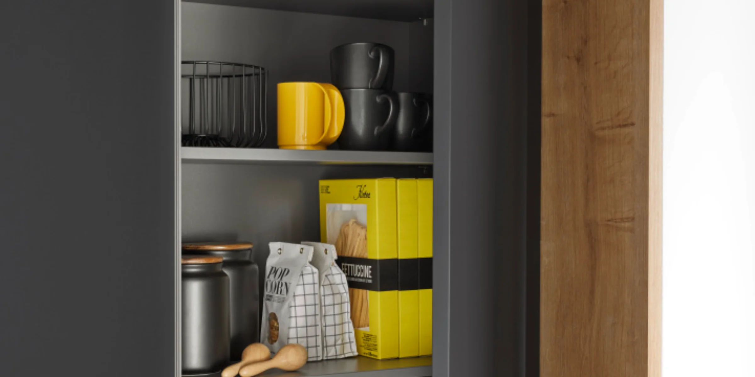 Credenza aperta con stoviglie e cibo, design di Nolte Kitchen.
