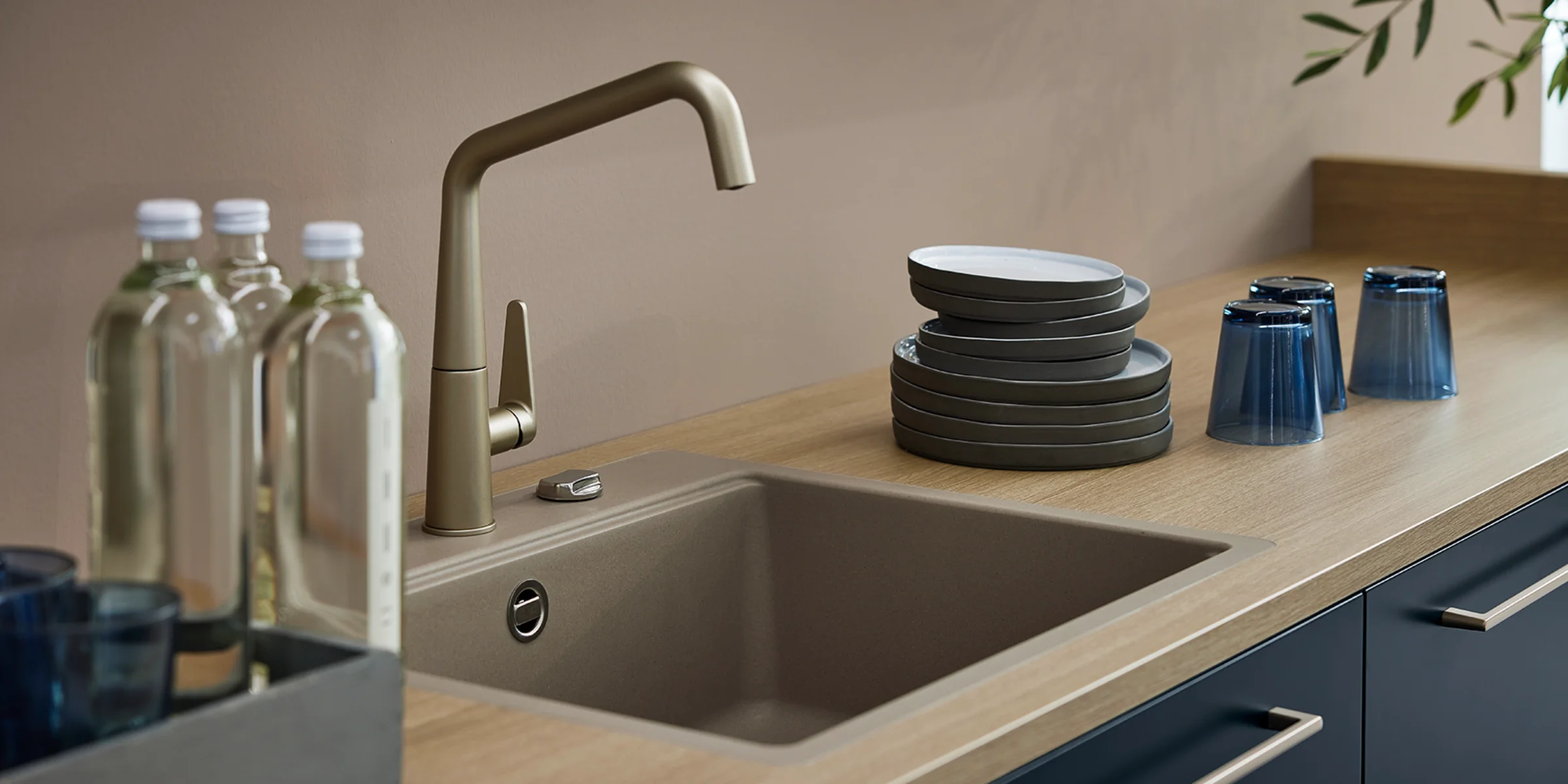 Cucina moderna con lavello e stoviglie sul piano di lavoro, Nolte Kitchen.