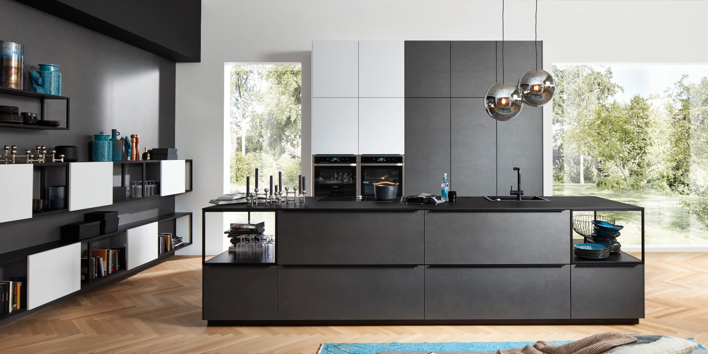 Moderne Küche mit dunklen Schränken und Insel, große Fenster, von Nolte Kitchen.
