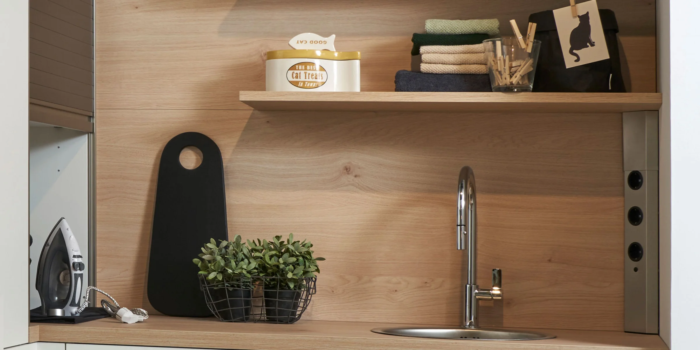Cucina moderna con scaffali in legno e lavello, decorata con piante e accessori. Nolte Kitchen.
