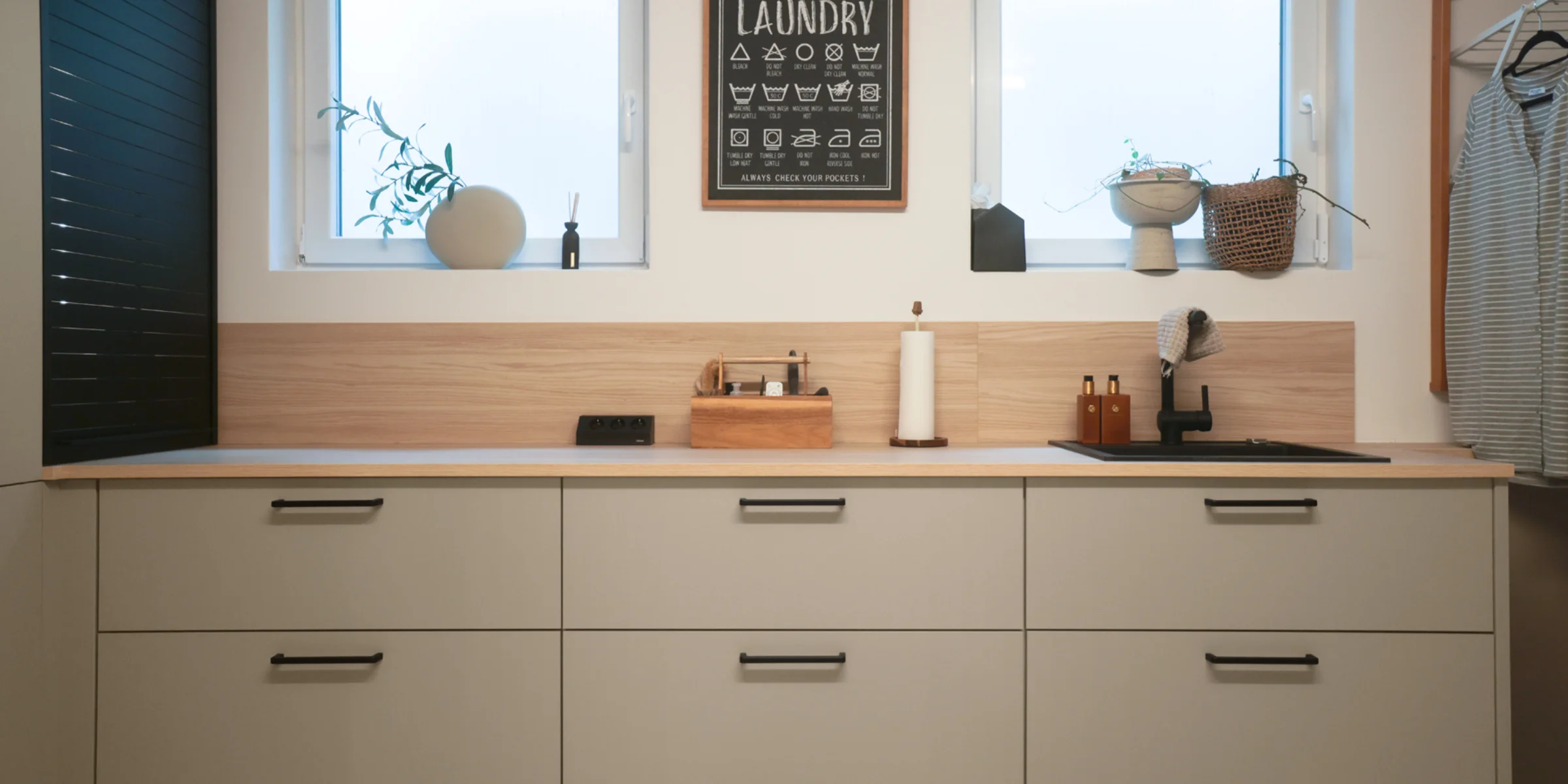 Una lavanderia con armadi e scaffali moderni di Nolte Utility Rooms.