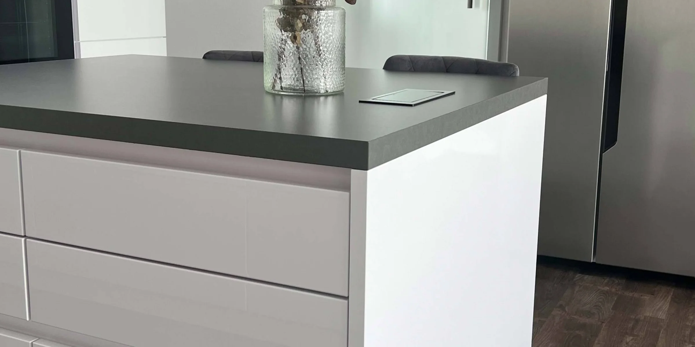 Cucina moderna con isola bianca e elettrodomestici in acciaio inox, Nolte Kitchen.
